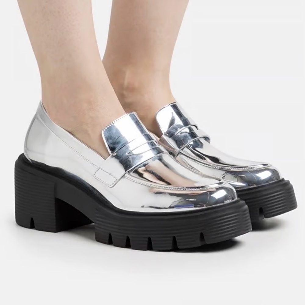 LAST CHANCE - Stuart Weitzman SoHo Lug Loafers 🌆